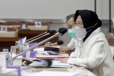 Menteri Sosial Tri Rismaharini mengikuti rapat kerja dengan Komisi VIII DPR di Kompleks Parlemen, Senayan, Jakarta, Senin (24/5/2021).