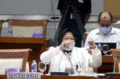 Menteri Sosial Tri Rismaharini mengikuti rapat kerja dengan Komisi VIII DPR di Kompleks Parlemen, Senayan, Jakarta, Senin (24/5/2021).