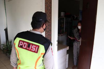Penghuni Rumah Susun Sewa (Rusunawa) Penjaringansari Surabaya menjalani tes Swab PCR masal di Rusun Penjaringansari Surabaya, Jawa Timur, Senin (24/5/2021).