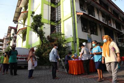 Penghuni Rumah Susun Sewa (Rusunawa) Penjaringansari Surabaya menjalani tes Swab PCR masal di Rusun Penjaringansari Surabaya, Jawa Timur, Senin (24/5/2021).