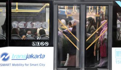 Calon penumpang menunggu bus Transjakarta di halte Bundaran HI, Jakarta, Senin (24/5/2021).
