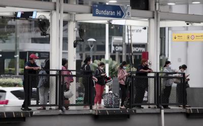Calon penumpang menunggu bus Transjakarta di halte Bundaran HI, Jakarta, Senin (24/5/2021).
