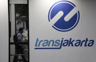 Calon penumpang menunggu bus Transjakarta di halte Bundaran HI, Jakarta, Senin (24/5/2021).