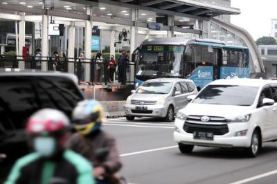 Calon penumpang menunggu bus Transjakarta di halte Bundaran HI, Jakarta, Senin (24/5/2021).