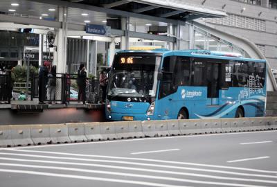 Calon penumpang menunggu bus Transjakarta di halte Bundaran HI, Jakarta, Senin (24/5/2021).