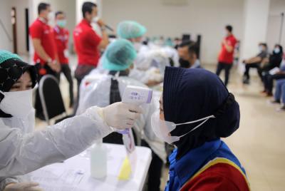 Petugas medis menyuntikan vaksinasi kepada pekerja ritel dan UMKM di Jakarta, Senin (24/5/2021).