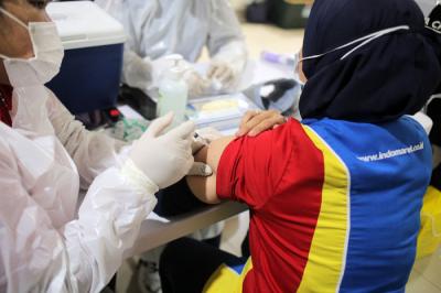 Petugas medis menyuntikan vaksinasi kepada pekerja ritel dan UMKM di Jakarta, Senin (24/5/2021).