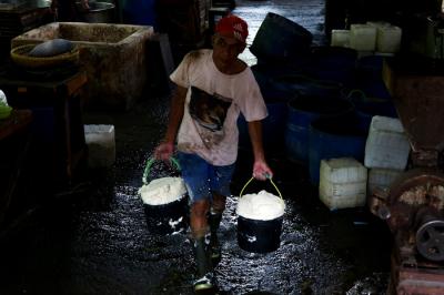 Pekerja menyelesaikan pembuatan tahu di salah satu sentra produksi tahu di Jakarta, Selasa (25/5/2021).
