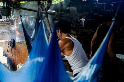 Pekerja menyelesaikan pembuatan tahu di salah satu sentra produksi tahu di Jakarta, Selasa (25/5/2021).