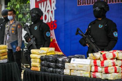 Kepala BNN Komisaris Jenderal Polisi Petrus Reinhard Golose memusnahkan barang bukti hasil sitaan berupa narkoba di Jakarta, Selasa (25/5/2021).