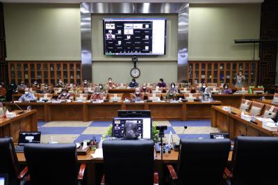 Direktur Utama BPJS Kesehatan All Ghufron Mukti memberikan penjelasan saat RDP dengan komisi IX di Gedung Parlemen MPR/DPR-DPD, Jakarta, Selasa (25/5/2021).