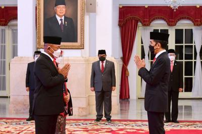 Presiden Joko Widodo melantik Ganip Warsito sebagai Kepala Badan Nasional Penanggulangan Bencana (BNPB) di Istana Negara, Jakarta, Selasa (25/5/2021).