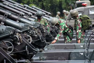 Resimen Artileri 2 Marinir mempersiapkan kesenjataan Artileri di Lapangan Apel Ksatrian Marinir Soetedi Senaputra Karangpilang, Surabaya, Selasa (25/5/2021).