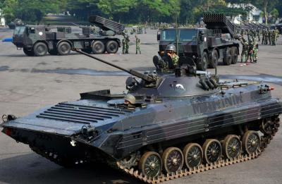 Resimen Artileri 2 Marinir mempersiapkan kesenjataan Artileri di Lapangan Apel Ksatrian Marinir Soetedi Senaputra Karangpilang, Surabaya, Selasa (25/5/2021).