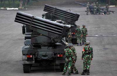 Resimen Artileri 2 Marinir mempersiapkan kesenjataan Artileri di Lapangan Apel Ksatrian Marinir Soetedi Senaputra Karangpilang, Surabaya, Selasa (25/5/2021).