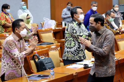 Mendikbud Ristek Nadiem Makarim saat menghadiri rapat kerja dengan Komisi X di Nusantara I, Kompleks Parlemen MPR/DPR DPD, Senayan, Jakarta, Selasa (25/5/2021).