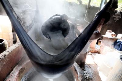 Pekerja memproduksi tahu disalah satu pabrik tahu di kawasan, Jakarta Selatan, Selasa (25/5/2021).