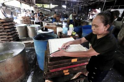 Pekerja memproduksi tahu disalah satu pabrik tahu di kawasan, Jakarta Selatan, Selasa (25/5/2021).