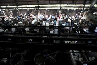 Pekerja memproduksi tahu disalah satu pabrik tahu di kawasan, Jakarta Selatan, Selasa (25/5/2021).