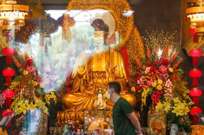 Petugas mempersiapkan keperluan untuk menyambut perayaan Waisak di Wihara Ekayana Arama, Jakarta Barat, Selasa (25/5/2021).