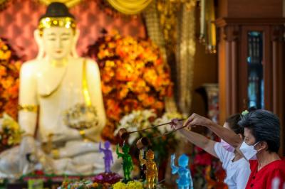 Petugas mempersiapkan keperluan untuk menyambut perayaan Waisak di Wihara Ekayana Arama, Jakarta Barat, Selasa (25/5/2021).