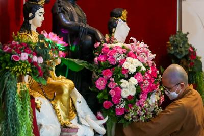 Petugas mempersiapkan keperluan untuk menyambut perayaan Waisak di Wihara Ekayana Arama, Jakarta Barat, Selasa (25/5/2021).