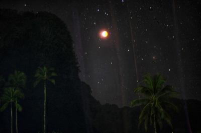 Gerhana bulan terlihat di kawasan pegunungan karst, Dusung Rammang-rammang, Kabupaten Maros, Sulawesi Selatan, Rabu (26/5/2021).