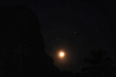 Gerhana bulan terlihat di kawasan pegunungan karst, Dusung Rammang-rammang, Kabupaten Maros, Sulawesi Selatan, Rabu (26/5/2021).