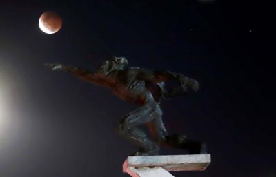 Pemandangan gerhana bulan total Super Blood Moon (Bulan Merah Super) di Jakarta, Rabu (26/5/2021).