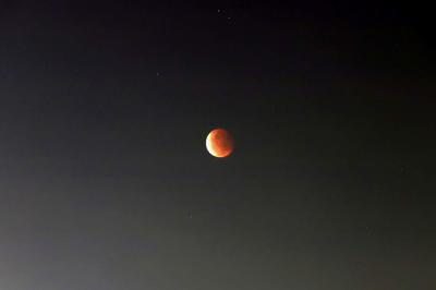 Pemandangan gerhana bulan total Super Blood Moon (Bulan Merah Super) di Jakarta, Rabu (26/5/2021).