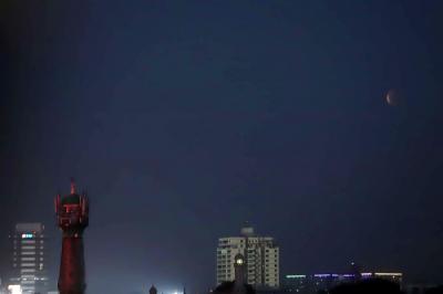 Pemandangan gerhana bulan total Super Blood Moon (Bulan Merah Super) di Jakarta, Rabu (26/5/2021).
