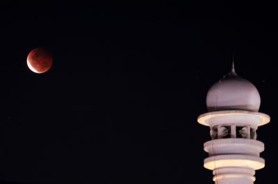 Gerhana bulan total saat terlihat di Kawasan Masjid Agung Al-Azhar, Jakarta, Rabu (26/5/2021).