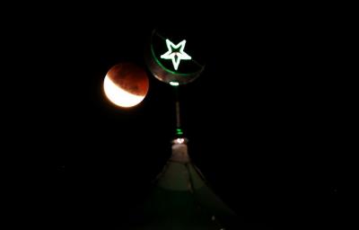 Gerhana bulan total saat terlihat di Kawasan Masjid Agung Al-Azhar, Jakarta, Rabu (26/5/2021).