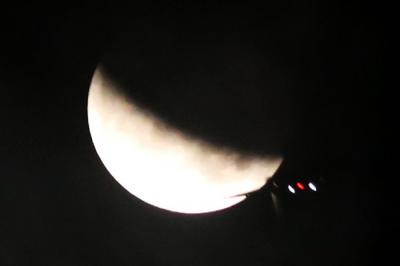 Foto montase proses fenomena Gerhana Bulan Total yang menghiasi langit kota Surabaya, Jawa Timur, Rabu (26/5/2021).