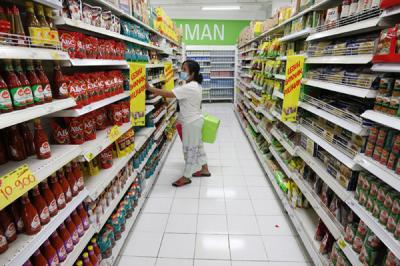 Pengunjung berbelanja di Giant Ekspres, Jatiwarna, Kota Bekasi, Jawa Barat, Rabu (26/5/2021).
