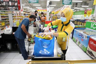 Pengunjung berbelanja di Giant Ekspres, Jatiwarna, Kota Bekasi, Jawa Barat, Rabu (26/5/2021).