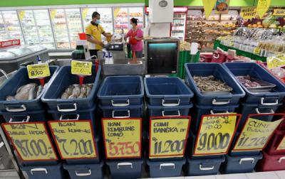 Pengunjung berbelanja di Giant Ekspres, Jatiwarna, Kota Bekasi, Jawa Barat, Rabu (26/5/2021).