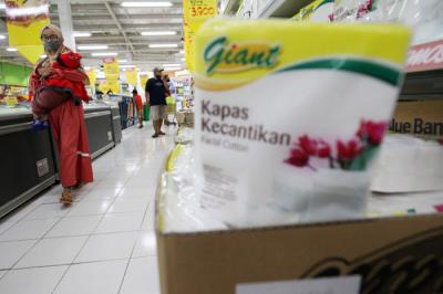 Pengunjung berbelanja di Giant Ekspres, Jatiwarna, Kota Bekasi, Jawa Barat, Rabu (26/5/2021).