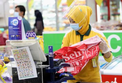 Karyawan beraktivitas di Giant Ekspres, Jatiwarna, Kota Bekasi, Jawa Barat, Rabu (26/5/2021).