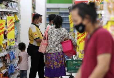 Karyawan beraktivitas di Giant Ekspres, Jatiwarna, Kota Bekasi, Jawa Barat, Rabu (26/5/2021).