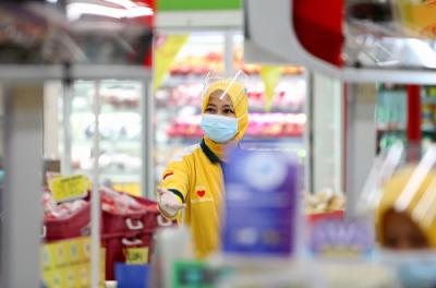 Karyawan beraktivitas di Giant Ekspres, Jatiwarna, Kota Bekasi, Jawa Barat, Rabu (26/5/2021).