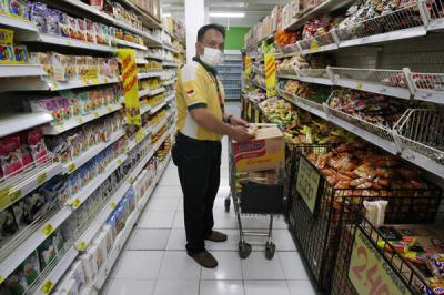 Karyawan beraktivitas di Giant Ekspres, Jatiwarna, Kota Bekasi, Jawa Barat, Rabu (26/5/2021).