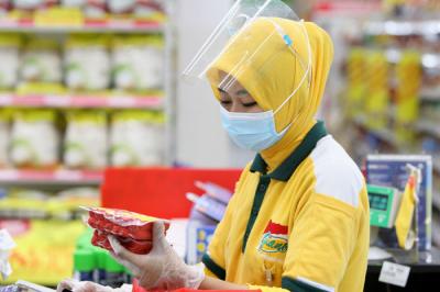 Karyawan beraktivitas di Giant Ekspres, Jatiwarna, Kota Bekasi, Jawa Barat, Rabu (26/5/2021).