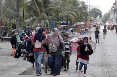Warga memanfaatkan area luar kawasan Wisata Kota Tua untuk bisa berwisata saat libur Waisak.