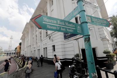 Warga memanfaatkan area luar kawasan Wisata Kota Tua untuk bisa berwisata saat libur Waisak.