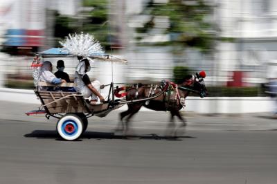 Warga memanfaatkan area luar kawasan Wisata Kota Tua untuk bisa berwisata saat libur Waisak.