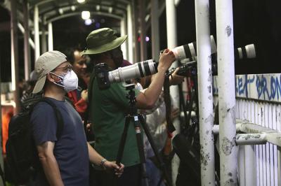 Warga memotret fenomena Gerhana Bulan Total atau Super Blood Moon di kawasan Pancoran, Jakarta, Rabu (26/5/2021).