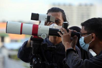 UMSurabaya melakukan pengamatan gerhana bulan total menggunakan bantuan teleskop di Rooftop Gedung At-Tauhid, UMSurabaya, Jawa Timur, Rabu (26/5/2021).