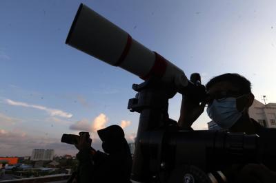 UMSurabaya melakukan pengamatan gerhana bulan total menggunakan bantuan teleskop di Rooftop Gedung At-Tauhid, UMSurabaya, Jawa Timur, Rabu (26/5/2021).