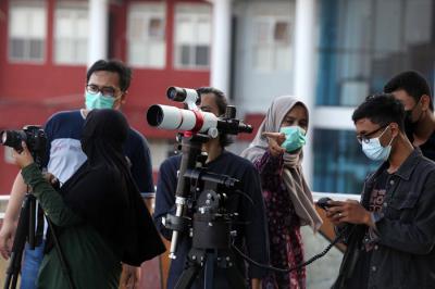 UMSurabaya melakukan pengamatan gerhana bulan total menggunakan bantuan teleskop di Rooftop Gedung At-Tauhid, UMSurabaya, Jawa Timur, Rabu (26/5/2021).